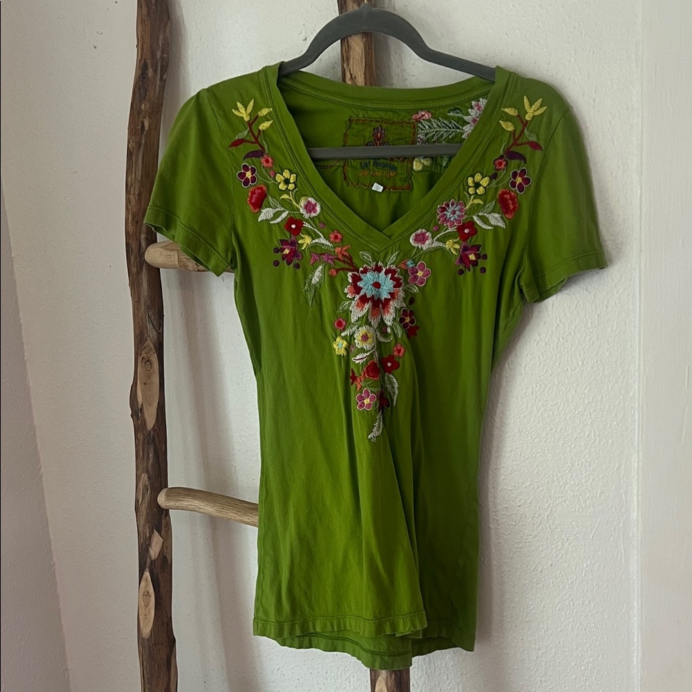 Johnny Was Green Embroidered V-Neck Short Sleeve Baby Tee Shirt XS Small
